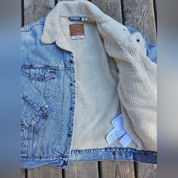 Levi's Sherpa denim trucker jacket, size small - Picture 3 of 5
